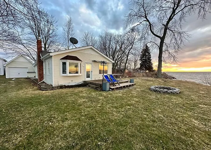 Lakefront Home W/Brilliant Views