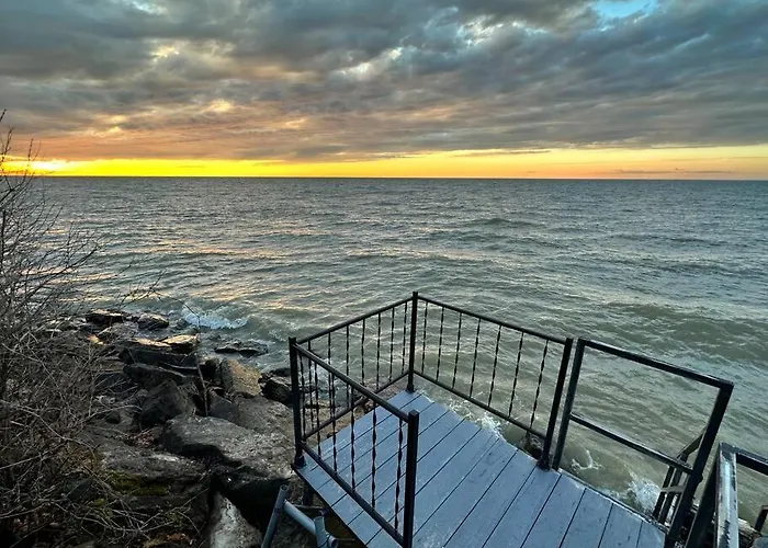 Lakefront Home W/Brilliant Views