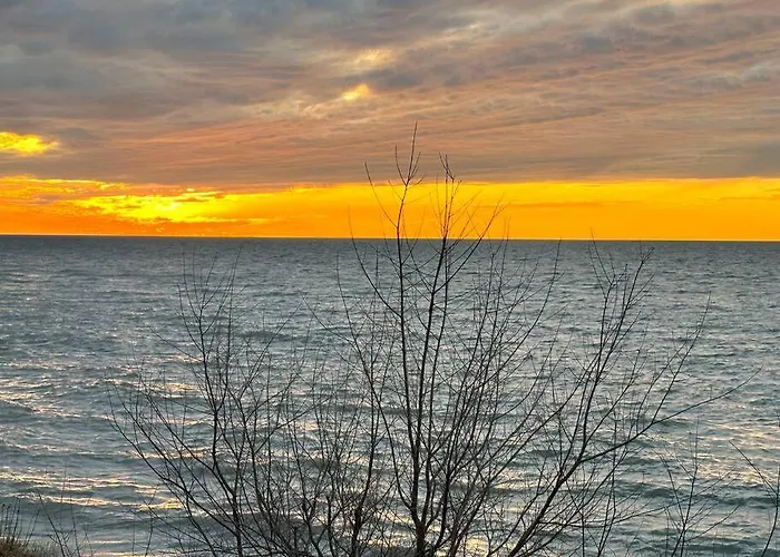 Lakefront Home W/Brilliant Views