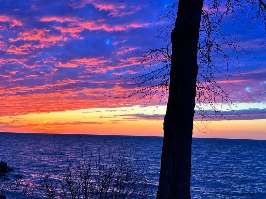 Lakefront W/brilliant Views Villa