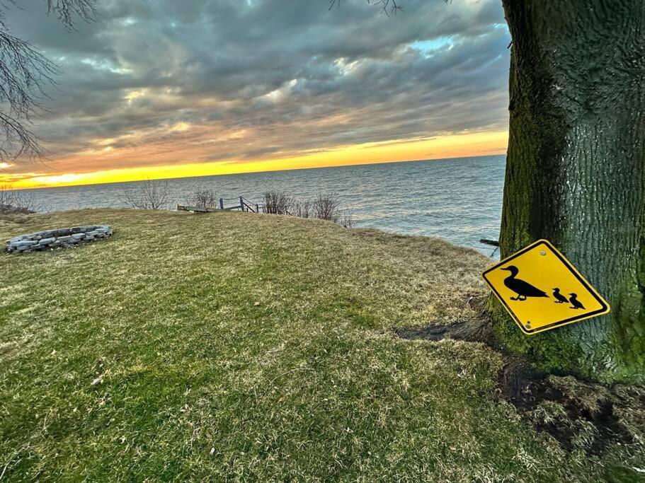 Lakefront W/brilliant Views *