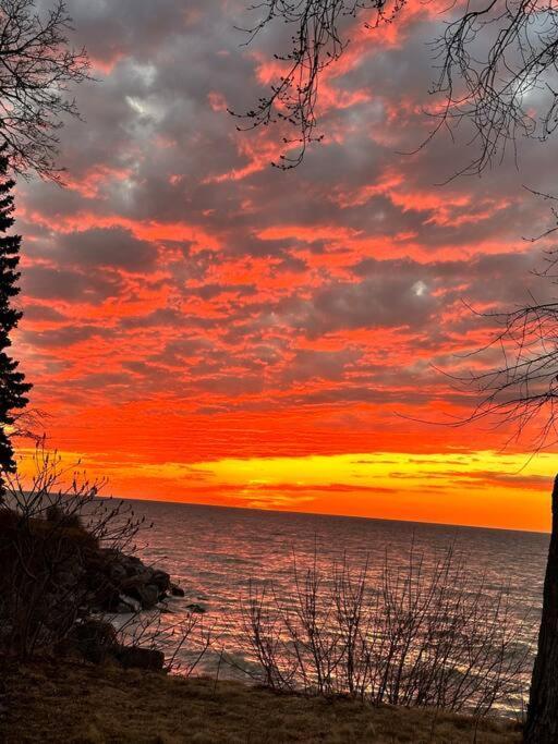 Lakefront W/brilliant Views Villa *