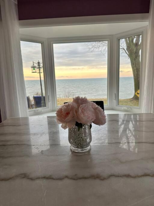 Lakefront W/brilliant Views Villa